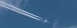 S'attaquer aux traînées de condensation pourrait retarder de 10 ans le réchauffement climatique dont l’aviation est responsable.